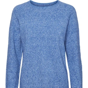 Blå stickad tröja från Vero Moda - Mysig blå stickad tröja från Vero Moda i storlek S. Perfekt för kyliga dagar med sin mjuka och varma känsla. Tröjan har en klassisk rund hals och långa ärmar. Ett måste för höst- och vintergarderoben! 💙
