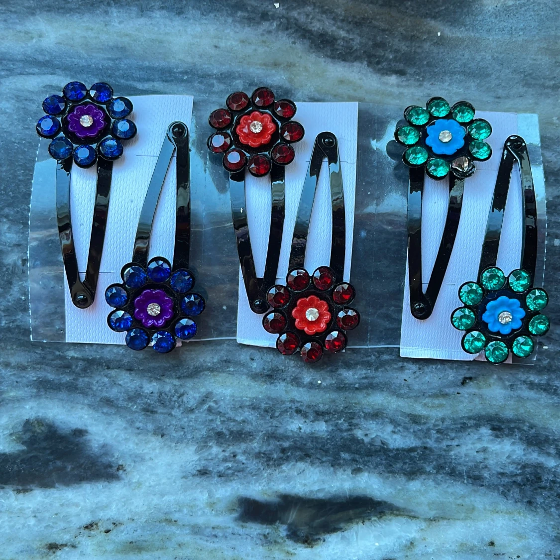 Hårklammor med blommor