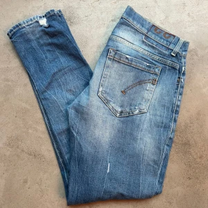 Dondup jeans - Tjena,  säljer dessa riktigt snygga dondup jeans i modellen George |  jeansen är i storlek 33 och rätt använda men fortfarande i bra skick | nypris är runt 3000 - 3500 mitt pris 799 | hör av er vid fler frågor | kan gå ner i pris vid intresse😁