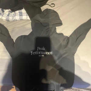 Peak performance hoodie  - Peak performance hoodie storlek s/m knappast använd billigt pris men kan sänkas