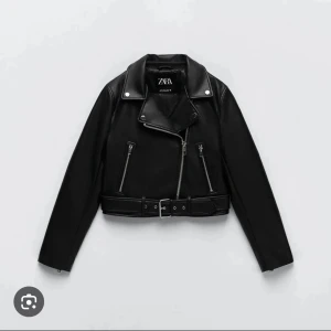 zara skinnjacka - supersnygg skinnjacka från zara som inte längre kommer till användning🌸 storlek M men passar mig som vanligtvis har storlek S nyskick nypris ca 500kr, pris diskuterbart