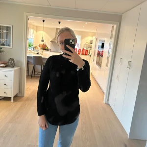 Svart stickad tröja från Gina Tricot - Säljer en svart stickad tröja från Gina Tricot i storlek XS. Den är supermysig och perfekt för kyliga dagar. Tröjan har en hög krage och långa ärmar, vilket gör den idealisk för både höst och vinter. Passar perfekt till jeans eller kjol! Använd ett fåtal gånger, väldigt fint skick.💕