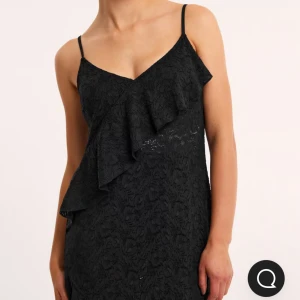 Lång Spetsklänning - Helt ny klänning i spets, skit snygg men tyvärr satt den ej bra på mig. Aldrig använd endast testad:)