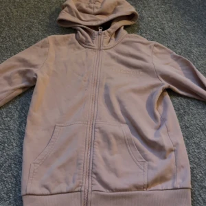 Rosa peak performance kofta - Jätte bra skick och använd ett fåtal gånger. Mycket fin och populär.