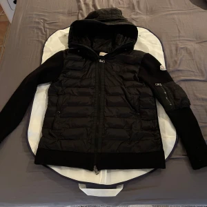  Moncler Cardigan - Hej, säljer nu min Monclare Cardigan i nyskick. Passar enormt bra nu till de höstliga dagarna men även framåt sommaren.  Dessutom perfekt för dig som vill hålla stilen i kylan!