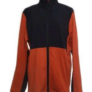 Orange och svart jacka från SOC - Säljer en sportig orange och svart jacka från SOC i storlek S. Jackan har en dragkedja framtill och är tillverkad i ett tekniskt material som håller dig torr och bekväm. Perfekt för träning eller som en lätt övergångsjacka. Materialet består av polyamid och elastan för extra stretch och komfort.