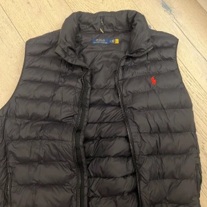 Polo Ralph Lauren - En skitsnygg Ralph Lauren väst. Använd 3-5 gånger.