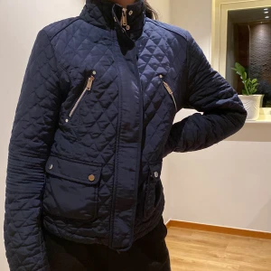  Marin blå jacka med detaljer   - Marin blå jacka från gina tricot. Är perfekt till våren och tidigt höst i storlek 36. 💙🩵