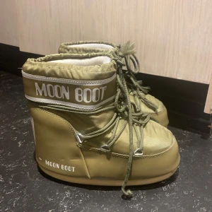moon boots  - gröna moon boots i storlek 39/41. köpta i början av 2024 vintras, använda ett par gånger bara. skriv för flera bilder!!!
