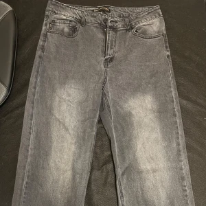 Mörkgrå straight jeansbyxor - Säljer dessa Pernilla Wahlgren straight jeans i mörkgrå färg. De är mid Waist. Jätte snygga men är för stora på mig. 