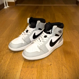 Jordan 1 - Säljer dessa jordans 1's i storlek 39. Använda ett fåtal gånger men annars i nyskick. Inga defekter förutom att de saknar sula. Väldigt feta och perfekta för det kalla vädret. 