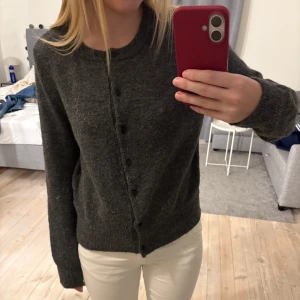 Grå stickad kofta  - Jättefin grå stickad kofta som inte kommer till användning 