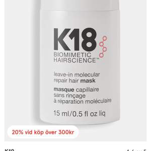 K18 Leave-In Molecular Repair Hair Mask är en innovativ hårmask som reparerar skadat hår på molekylär nivå. Den är designad för att användas utan att sköljas ur, vilket gör den superenkel att använda. Perfekt för att återställa hårets styrka och elasticitet. Kommer i en smidig 15 ml flaska, perfekt för resor eller att testa produkten.