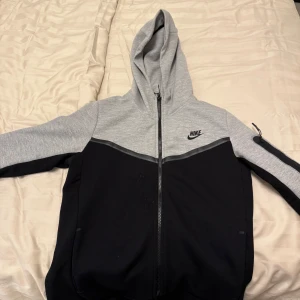 Nike tech svart/grå M - En Nike tech tröja med storlek M som är i nyskick. Använd 1-2 gånger max. Köpt från JD sports. 