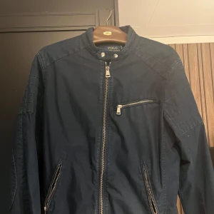 Polo Ralph Lauren jacka - Hej, säljer nu min Ralph Lauren jacka i väldigt bra skick! Perfekt till hösten. Storlek M