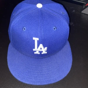 Blå la keps - En fin blå keps. Skick 9/10.Säljer för att jag inte använder den längre. Hör av er om ni har funderingar.