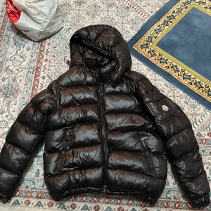 Moncler vinterjacka  - Fin skick, storlek XL, säljs pga köpt en ny jacka. 