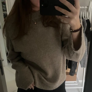 Beige/brun stickad tröja från ginatricot  - Beige/brun stickad tröja från Gina tricots premium collection, använd men i fint skick❣️ storlek M!