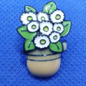 Pin - Blomma - Oanvänd pin blomma. ✨️Titta igenom alla mina upplagda och köp fler saker i bundle för att spara på frakten och få allt du köpt i ett och samma paket✨️