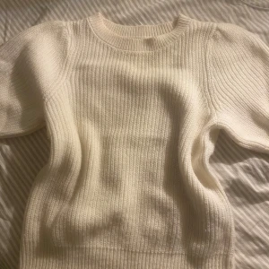 Vit stickad tröja från Vero Moda - Säljer en superfin vit stickad tröja från Vero Moda i storlek S. Den har korta ärmar och en klassisk rund halsringning. Perfekt för både vår och sommar, och den är i mycket bra skick. Passar till allt från jeans till kjol!