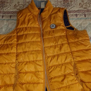 Väst - Jätte fin väst och är i helt perfekt skick 🤗