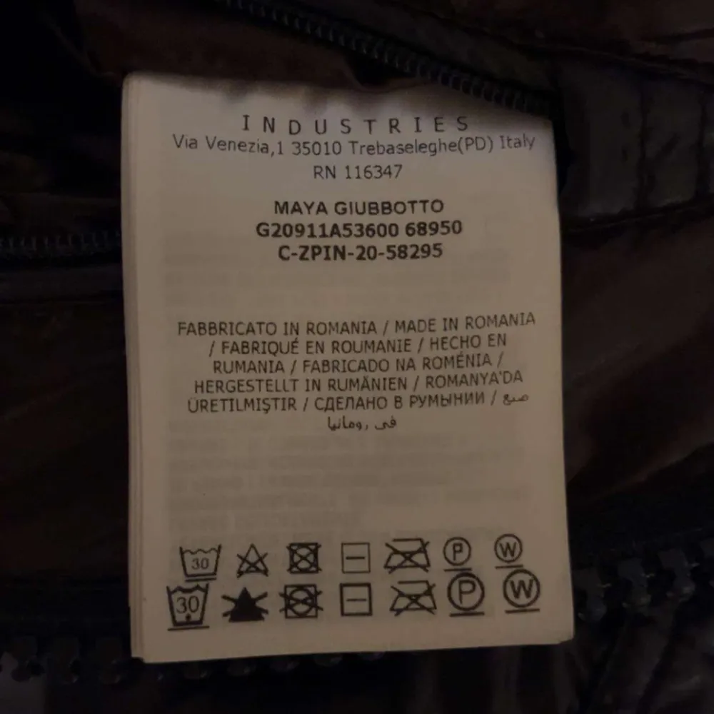 Säljer en snygg svart pufferjacka från Moncler i mycket bra skick, däremot försvann luvan i flytten därav det låga priset. Strl 1 vilket motsvarar S/M. Skriv gärna vid fler frågor😁. Jackor.