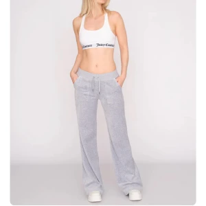 Juicy Couture byxor  - Ljusgråa Juicy byxor. Storlek xxs. Helt oanvända, har bara provat dom. Kan skicka mer bilder privat om önskas 