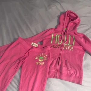 Rosa mjukis set från Hollister - Säljer ett vintage Hollister set med rosa hoodie och matchande byxor. Hoodien har en dragkedja och luva. Båda delarna är i XS 