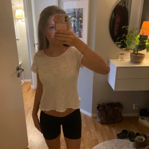 Vit t-shirt - Hej!! Säljer denna super söta vita t-shirten då den inte kommer till användning. Köpte den på Zara förra året och den är knappast använd, därav inga defekter. Hör mer än gärna av er om ni skulle ha några frågor!
