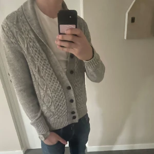Stickad GAP Cardigan - Riktigr Snygg stickad GAP cardigan | Mycket gott skick, Inga defekter | Storlek M | Skriv vid minsta fråga eller fundering! |