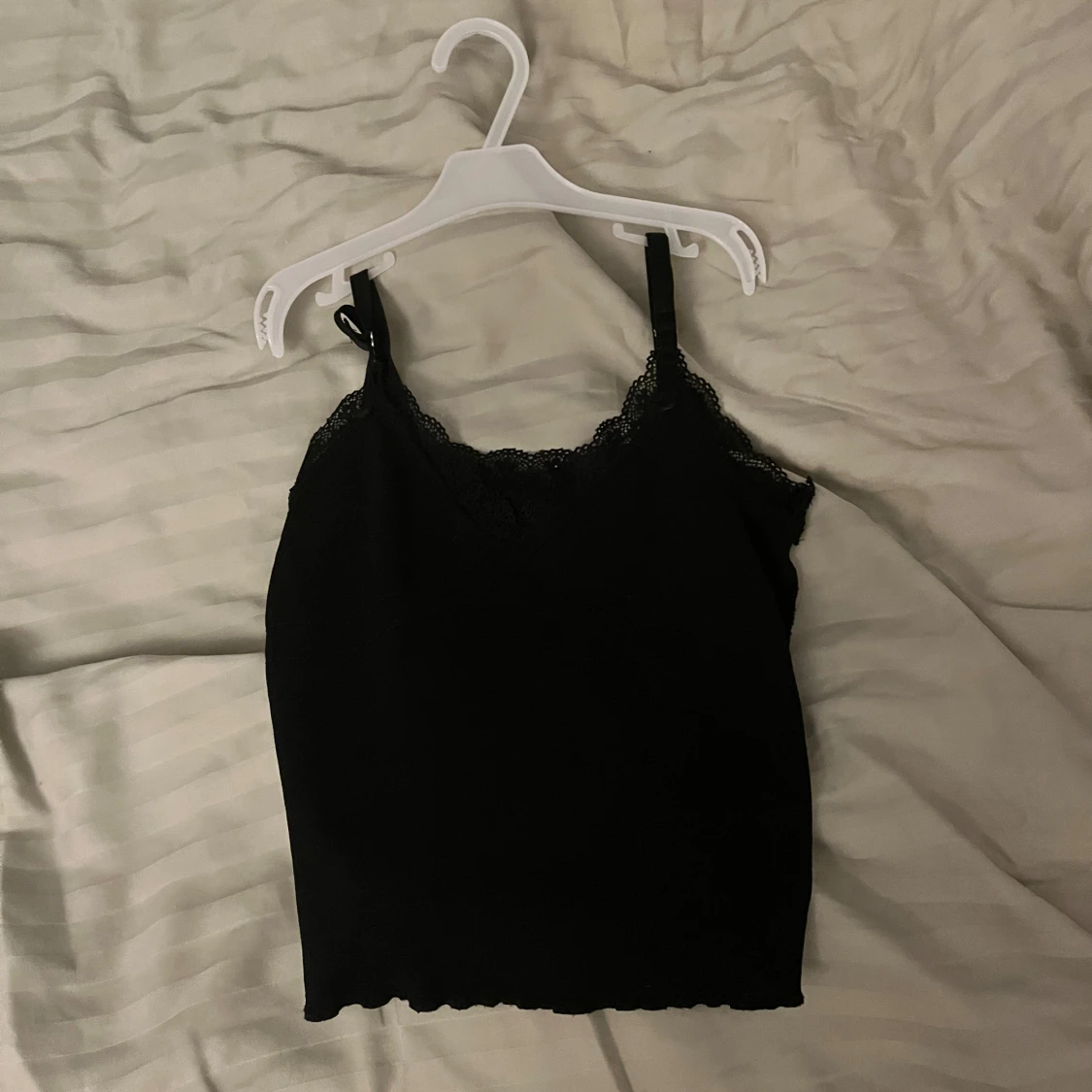 Svart ribbad linne med spetsdetaljer - 90