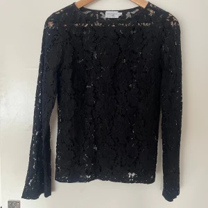 Super fin spets tröja! - Jätte fin långarmad spets tröja, den har lite utsvängda ärmar längst nere!