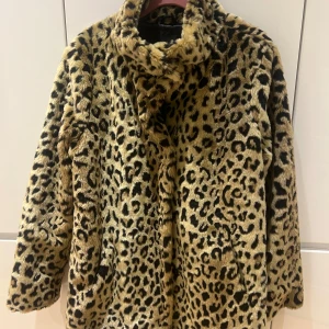 Leopardmönstrad pälsjacka - Säljer en leopardmönstrad, aldrig använd! 