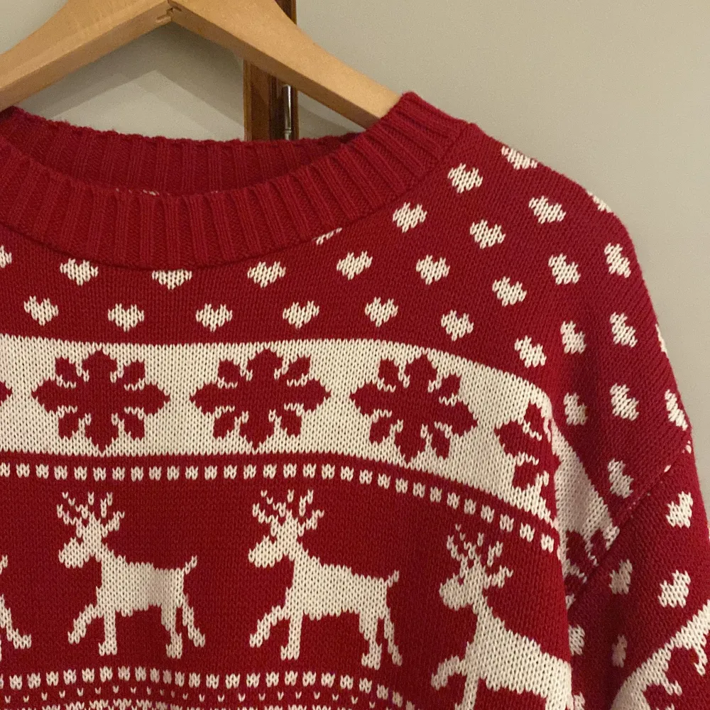 Supermysig röd jultröja med vita renar och snöflingor. Perfekt för julmys och kalla vinterdagar. Tröjan är stickad och har långa ärmar med ribbstickade muddar. Ett måste för julstämningen! 🎄är använd vid två tillfällen och sticks inte. I storleken s men passar även m. Från JFR. Neuletakit & Villapaidat.