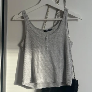 Grå ribbad linnetopp från Brandy Melville - Säljer en superfin grå ribbad linnetopp från Brandy Melville. Använt den få gånger , helt nyskick och inga defekter 💝 Toppen är i ett mjukt och bekvämt material, inte polyester!! Passar de flesta storlekar då den är one size.