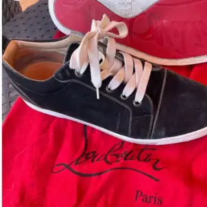 Blå Christian Louboutins i 7/10 skick! Nypris: 9200kr Vårt pris: 2399kr Skriv om du har några frågor!😊