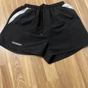 Donic shorts - Korta träningsshorts från Donic i storlek S. Vid och kort passform för att dom är gjorda för pingisspelare men funkar till all träning.