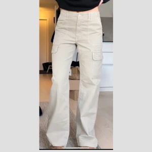 Cargobyxa från Zara - Cargobyxor i olivgrön färg, väldigt fint skick (använda enstaka gång). Storlek 36.