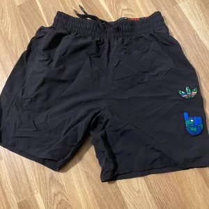 Adidas shorts - Coola unika adidas shorts köpta på en adidas outlet. Storlek s