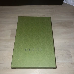 Gucci skor  - Hej,  Säljer nu mina gucci skor som jag har använt ett fåtal gånger. Säljer pågrund att jag har använder lite väldigt lite. Priset är inte hugget i sten, skorna är givetvis äkta! Alla papper som styrker att de är äkta tillkommer 