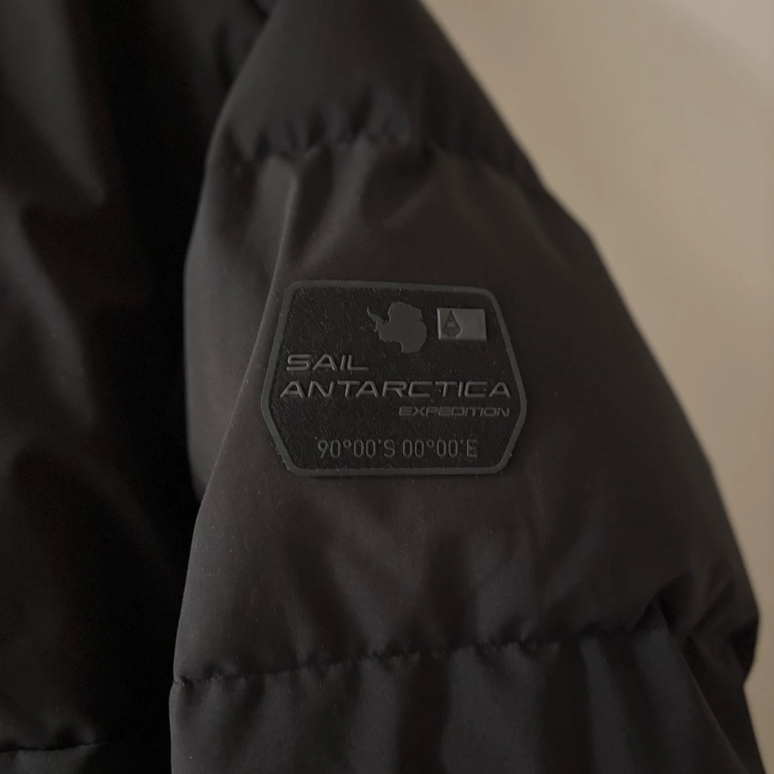 Svart dunjacka från Sail Racing - 90