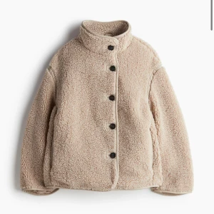 Beige teddyjacka från H&M - Mysig beige teddyjacka från H&M i storlek XS. Den är helt ny och lappen är kvar, slutsåld på hemsidan. Bilderna är tagna i mörker därav ser färgen annorlunda ut. Pris kan diskuteras💕🧥✨
