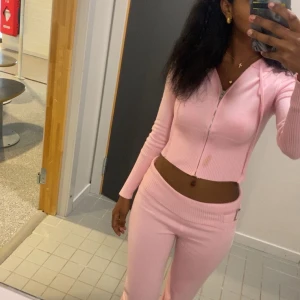 Y2k Rosa sett xs  - Säljer ett superfint sett från destiny yamz perfekt för höst men passar även till vinter och sommar. Köpt i somras så använt fåtal gånger.Fläcken på tröjan har jag redan tvättat bort. Skriv till mig om det e nåt du funderar över och om du vill diskutera priset. 