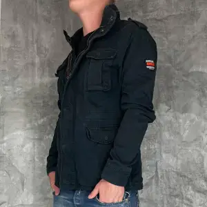 Superdry Fieldjacka  - Pris: 549 - Modell: 180cm 70kg  - Bra skick utan defekter  - Storlek: M  - Original förpackning tillkommer inte