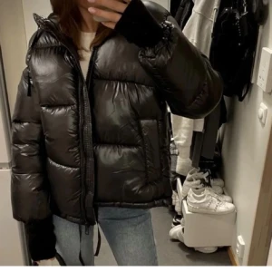 Svart jacka - Säljer min endast testade h&m jacka! (bilden är lånad)