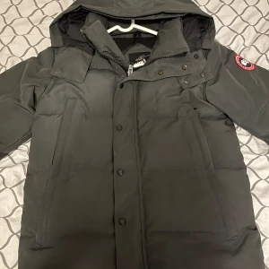 Canda goose wyndham down parka - Använd förra vintern säljer för att är sugen på något nytt den är stor i storleken. Byte mot cardigan helst grå men skriv gärna 