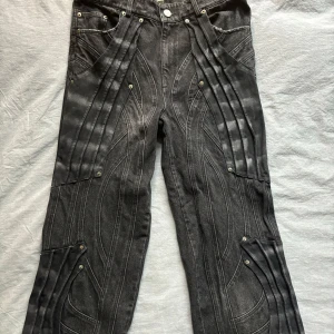 Bad Son Curcuit Layered Denim - Coola svarta jeansbyxor från Amerikanska märket Bad Son i storlek M/L (ca W34/L40) Öppen till prisförslag, Orderbekreftelse finns Jeansen är i tiptop kvalité och supersnygga, använda endast en gång med en minimal defekt (heel bite på högra benets baksida, se sista bild) men ej märkvärdig då byxornas detaljer har en distressed look Köpta för 2200kr men används ej då det var för små och inte lika pösiga som förväntat, säljer därför