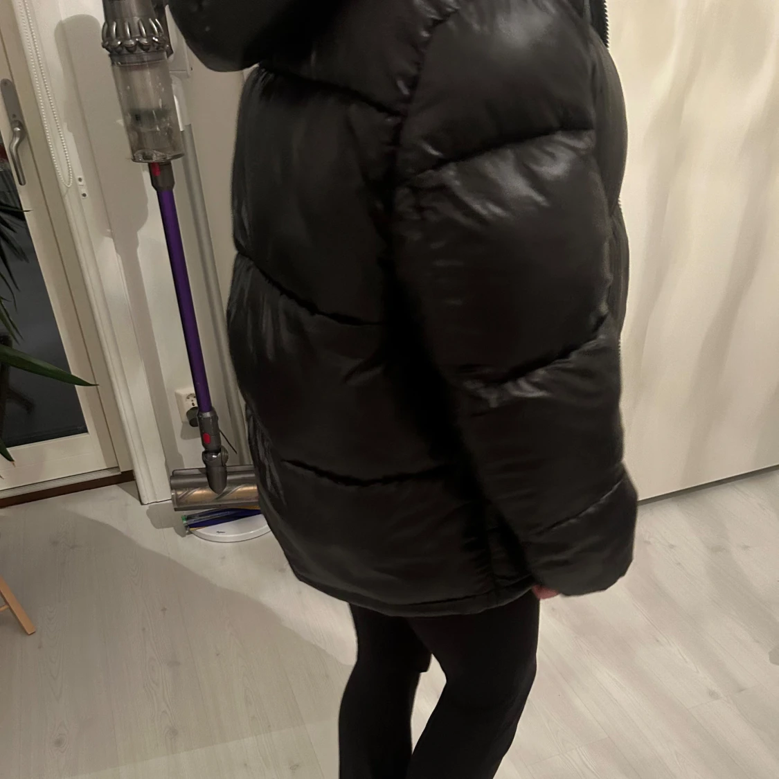 Svart pufferjacka med huva - 90