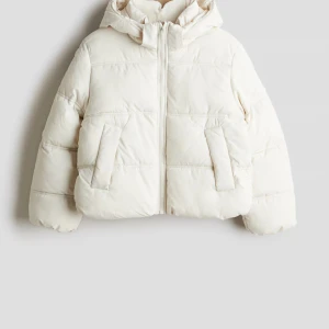 Vit pufferjacka - Säljer en supermysig vit pufferjacka som är perfekt för kalla dagar. Jackan har en dragkedja framtill och stora fickor för extra värme. Den är långärmad och har en skön passform som håller dig varm och bekväm hela vintern. Perfekt för både vardag och vinteräventyr! ❄️ med prislappar 