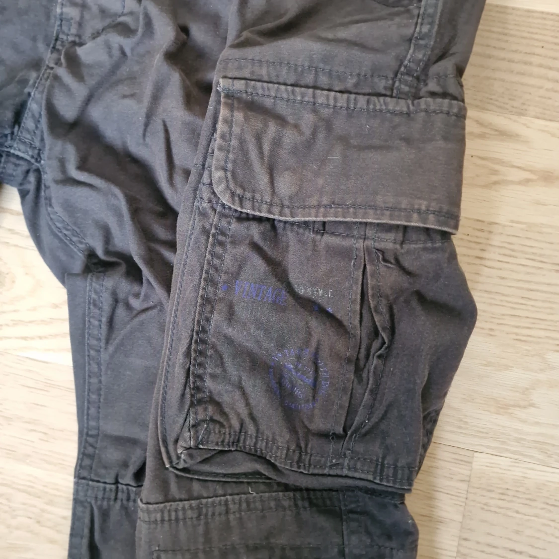 Mörkgrå cargobyxor från Brandit - 90